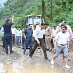 आपदा पीडितों से मिले डीएम, हर संभव मदद का दिया भरोसा, प्रभावित लोगों के साथ प्रशासन हरदम खड़ा