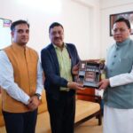 मुख्यमंत्री को सौंपा प्रदेश को राष्ट्रीय स्तर पर मिले व्यापार सुधार कार्य योजना के तहत टॉप अचीवर्स पुरस्कार