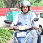 ईंधन बचत का संदेश देने स्कूटी से कैंप कार्यालय पहुंचे मंत्री गणेश जोशी…